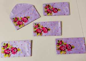 Elegantes Sobres Shagun de Seda Lavanda Hechos a Mano con Bordado Floral Vibrante a Máquina y Patrones Intrincados de Booti - Product Image 1