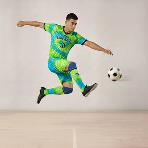 Tenue de football uniforme 2026 personnalisée, dernière conception respirante à rayures, avec strass, short et maillot d'équipe fabriqués au Pakistan - Product Image 2