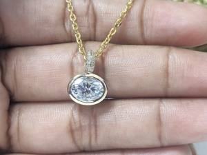 Pendentif en or blanc/jaune massif 10 carats, cadeau d'anniversaire pour femme, pendentif de mariage en moissanite taille ovale de 2,10 carats (sans chaîne) - Product Image 5