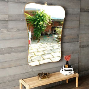 Miroir mural décoratif encadré de style artisanal en laiton et en verre - Product Image 1