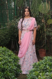 Robe longue élégante pour femme, style traditionnel chinois, à motifs floraux, avec ceinture rose, coupe ample, manches courtes, en viscose, idéale pour les soirées - Product Image 2