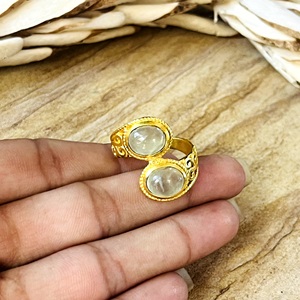 Bague en laiton au design unique, style bohème, avec préhnite, bijoux tribaux en laiton pour femme, plaqué or 18 carats, motif corde ondulée, double pierre, vente en gros/OEM/ODM - Product Image 3