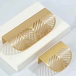 Finition impeccable des poignées de porte en métal ajoute une touche haut de gamme aux espaces résidentiels et commerciaux. - Product Image 1