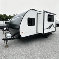 Caravane compacte moderne en forme de larme, camping-car léger et remorquable pour le camping en plein air et les aventures tout-terrain