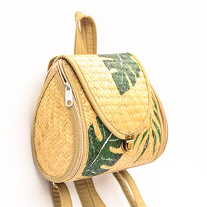 Elegante mochila de paja con estampado de hojas tropicales – Diseño juvenil, accesorio de viaje perfecto, trapezoidal/cuadrado con solapa redondeada. - Product Image 3