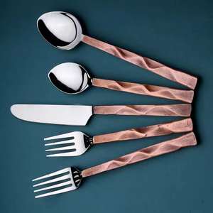 Ensemble de cuillères en métal élégantes avec poids équilibré, parfaites pour la cuisine, la salle à manger et le service en restaurant - Product Image 4