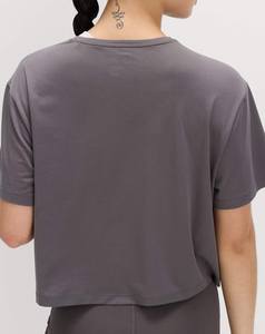 เสื้อครอปท็อปผู้หญิงสั่งตัดพิเศษ ทรงหลวม คอกลม แขนสั้น สีพื้น ผ้าโพลีเอสเตอร์ ระบายอากาศได้ดี ใส่ได้ทุกฤดู สไตล์ลำลอง รุ่นปี 2026 - Product Image 5