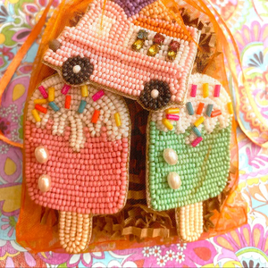 Porte-clés de voiture de luxe fait main avec broderie citron jaune et perles de rocaille, style classique, breloque de sac perlée, accessoires faits main - Product Image 1