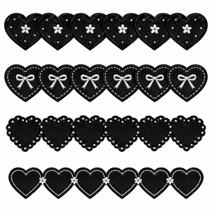 Patchs brodés personnalisés en forme de cœur à thermocoller avec tissu en feutre non tissé, dentelle et PVC pour la décoration de chapeaux, vêtements et sacs - Product Image 1