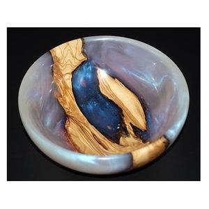 Cuenco decorativo de resina epoxi y madera, diseñado con un cuenco de madera orgánica y una cubierta de resina brillante para una decoración elegante del hogar. - Product Image 1