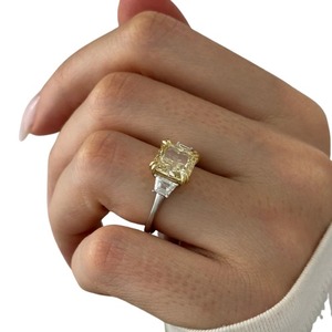 Anillo de Lujo de Oro de 14K con Tres Diamantes Cultivados en Laboratorio de 3.5CT, Corte Radiante, Color Amarillo Intenso, Diseño Trapezoidal Lateral - Product Image 4