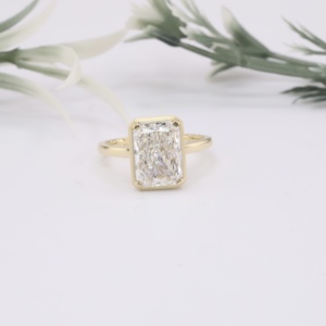 Anillo de Compromiso de Diamante Cultivado en Laboratorio con Corte Radiante en Oro Amarillo para Mujer, con Diamantes Laterales Cultivados en Laboratorio, Bisel Clásico, Solitario, Anillo de Boda de Lujo - Product Image 1