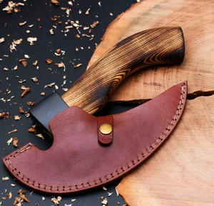 Hache artisanale pour l'extérieur avec lame en acier courbée, manche en bois, étui en cuir et poignée noire pour le camping, la randonnée et le bushcraft - Product Image 6