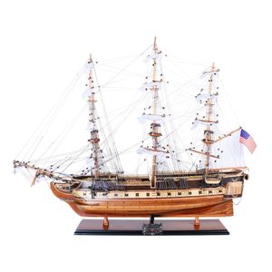 T012 - Maquette de bateau en bois USS Constitution, coque peinte avec incrustations, avec support de présentation, décoration nautique artisanale pour la maison, 95Lx29Wx77H cm - Product Image 1