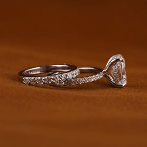 Anillo de Compromiso de Oro Sólido de 14k con Diamante de Laboratorio de Corte Ovalado y Juego de Anillos a Juego, Joyería Fina Nupcial Minimalista, al Mejor Precio - Product Image 4