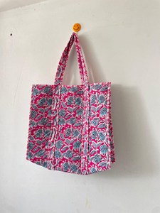 Bolso tote indio con estampado floral hecho a mano, estilo bohemio, rosa y azul, acolchado, de algodón, para uso diario, bolso de mano para uso casual. - Product Image 1