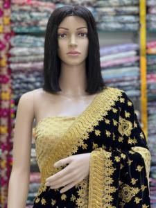 Elegante conjunto de saree de terciopelo puro con blusa de seda Malai, con bordados elaborados, trabajo artesanal fino y un elegante borde decorativo. - Product Image 3