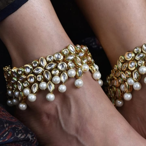 รอยัลเฮอริเทจ คุนดัน แอนด์ เพิร์ล ปาเยล: สร้อยข้อเท้าเจ้าสาวงานฝีมือสุดประณีตประดับด้วยพลอยโพลกี้ทรงมาร์คีส์และไข่มุกทรงหยดน้ำ - Product Image 1