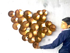 Art mural abstrait moderne en acier inoxydable, design circulaire en métal fait main, motif irrégulier, décoration intérieure - Product Image 3
