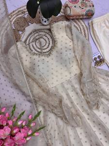 Ensemble de vêtements traditionnels pour cérémonies et soirées, comprenant une tunique Anarkali, un pantalon et un dupatta, dernier cri en matière de mode. - Product Image 6