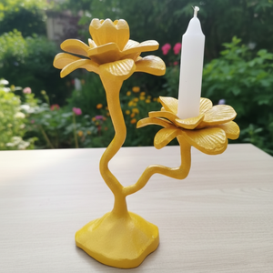 Porte-bougie en métal floral jaune avec revêtement poudré, doté de deux supports pour fleurs et de tiges ondulées, pour la décoration intérieure - Product Image 1