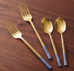 Service de couverts plaqués or avec manches à motifs bleus, élégants ustensiles pour la mise en table de mariage, 16 pièces en métal - Product Image 4