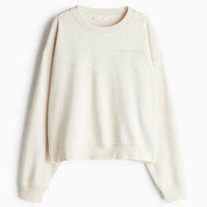ปรับแต่งโลโก้และดีไซน์ของคุณเอง เสื้อพูลโอเวอร์สีแดงล้วน ประดับตกแต่ง - Product Image 2