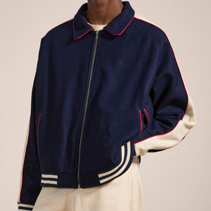 Veste universitaire bleu marine pour homme avec manches crème et bordure rouge, logo imprimé sur le devant, col rabattu, fermeture éclair, vêtement d'automne - Product Image 4