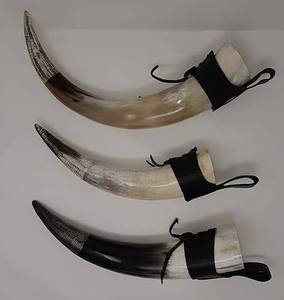 Corne à boire naturelle marron et noire avec sangle en cuir marron pour tenir et accrocher lors de fêtes et dans les bars - Product Image 5