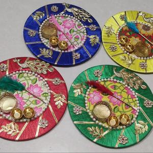 Ensemble de thali festif artisanal aux couleurs vibrantes, orné de motifs élégants de paon, de perles et d'une base en tissu floral - Product Image 1