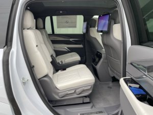 Cadillac ESCALADE IQ hybride de luxe 2026, SUV à transmission intégrale avec toit ouvrant panoramique et sièges en cuir - Product Image 6