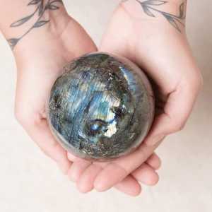 Esfera de Obsidiana Pulida, Ecológica y Hecha a Mano, con Inclusiones Iridiscentes, Globo de Piedra Coleccionable Artístico - Product Image 3