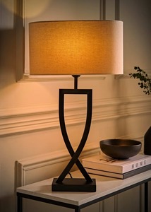 Lampe de table géométrique moderne en fer KS International avec abat-jour en tissu beige et structure en métal noir pour salon et chambre à coucher - Product Image 2
