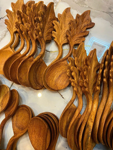 Cuillère à fentes en bois naturel artisanal écologique motif tournesol, ustensile de cuisine extra long pour la maison, les fêtes et les mariages - CARYLN - Product Image 4