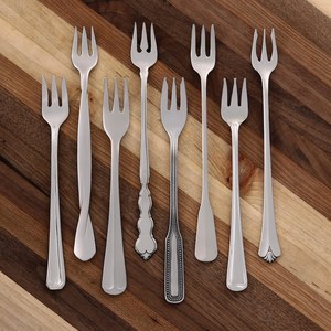 Fourchettes à dîner minimalistes en métal, acier inoxydable poli, pour une table élégante - Product Image 1