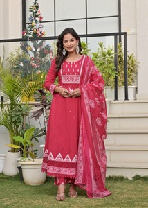 Ensemble Kurta en coton rouge imprimé pour femme avec pantalon et dupatta, coupe ample, longueur cheville, style traditionnel indien pakistanais, tenue décontractée - Product Image 2