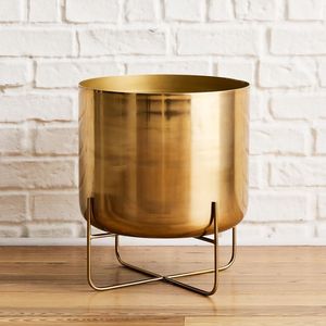 Powder Coated Metal Planter With Stand Rust Resistant Decorative Flower Pot For Indoor Outdoor Long Lasting Use - Product Image 5