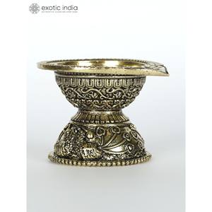 Petit Diya en laiton design de 3.2 pouces (plusieurs tailles) lampes à huile et accessoires pour la décoration intérieure, les cadeaux et le temple fabriqués en Inde - Product Image 1