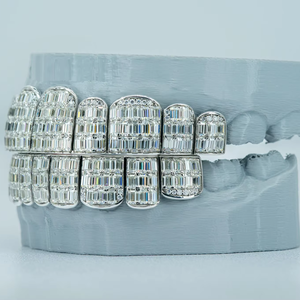 Dents personnalisées en argent étoilé S925 Grillz de diamant de Moissanite glacé pour les dents Grillz de diamant de Moissanite taille émeraude - Product Image 1