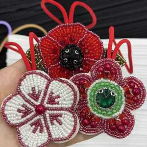 Modernos amuletos bordados con cuentas de semillas para bolsos, amuletos artísticos bordados con cuentas de semillas hechos a mano. - Product Image 1