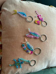 Magnifique porte-clés brodé artisanal de qualité supérieure avec un design floral élégant pour accessoires de mode - Product Image 2