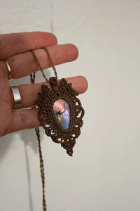 Collier en macramé fait main, pendentif bohème en labradorite, pierre chatoyante, cordon marron réglable, bijoux de guérison, artisanal - Product Image 2