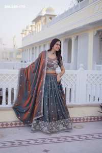 Magnifique ensemble Lehenga Choli et Dupatta en soie de créateur, brodé de paillettes et de fils, provenant d'un fournisseur indien. - Product Image 2