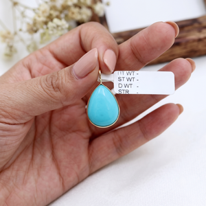 Pendentif Solitaire pour Femme Plaqué Or Jaune 18K Fait Main en Gros avec Pierre Précieuse Turquoise Naturelle Taillée Cabochon Poire et Sertissage Bezel - Product Image 3