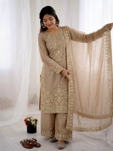 Ensemble trois pièces Fendy en soie avec tunique brodée, pantalon assorti et dupatta, motif à motifs complexes HHI 535 - Product Image 1
