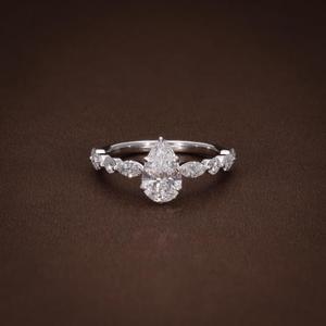 Anillo de Compromiso con Diamante Corte Pera y Piedras Laterales Marquise y Redondas en Oro Blanco, Anillo de Promesa Inspirado en la Naturaleza para Mujeres Elegantes - Product Image 1