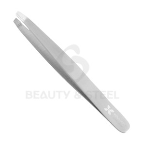 Pince à épiler classique en satin argenté à pointe inclinée pour les poils du visage, avec finition durable résistante à la rouille et tension calibrée - Product Image 2