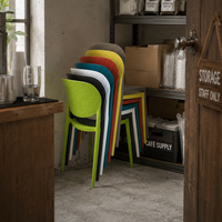 Chaise en plastique durable pour une utilisation en intérieur et en extérieur avec une construction légère et empilable