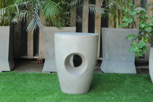 Table d'appoint extérieure en béton moderne, design minimaliste, durable pour une utilisation en jardin - Product Image 4