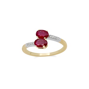 Bague Bypass à Deux Pierres en Or Jaune Massif 14K avec Rubis Naturel Oval et Diamants, Collection Memoria Jewels – Vente en Gros - Product Image 1
